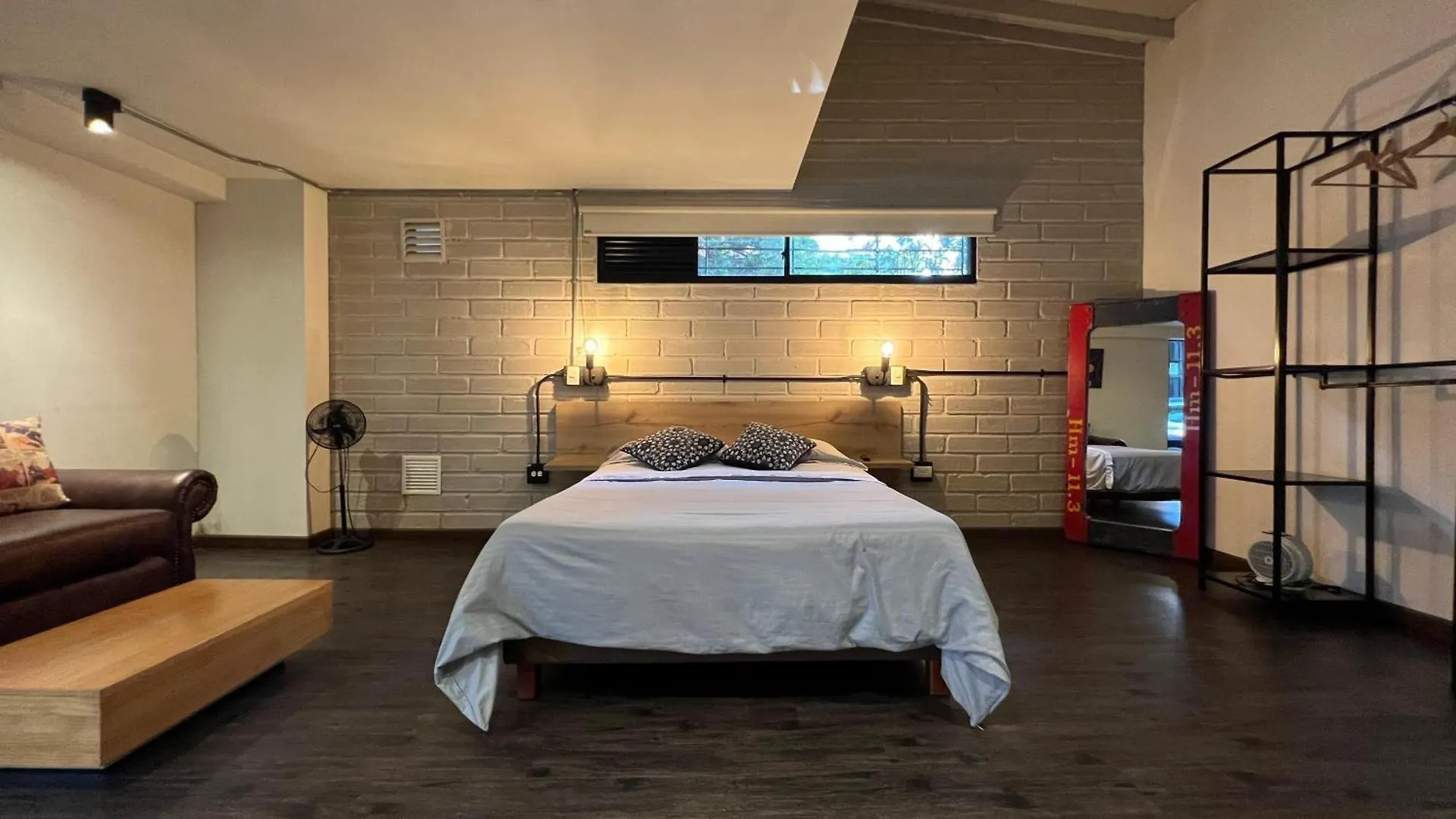 Frn101 Cozy Loft Located In A Popular In Poblado By Roots Rentals Медельин Апартаменты