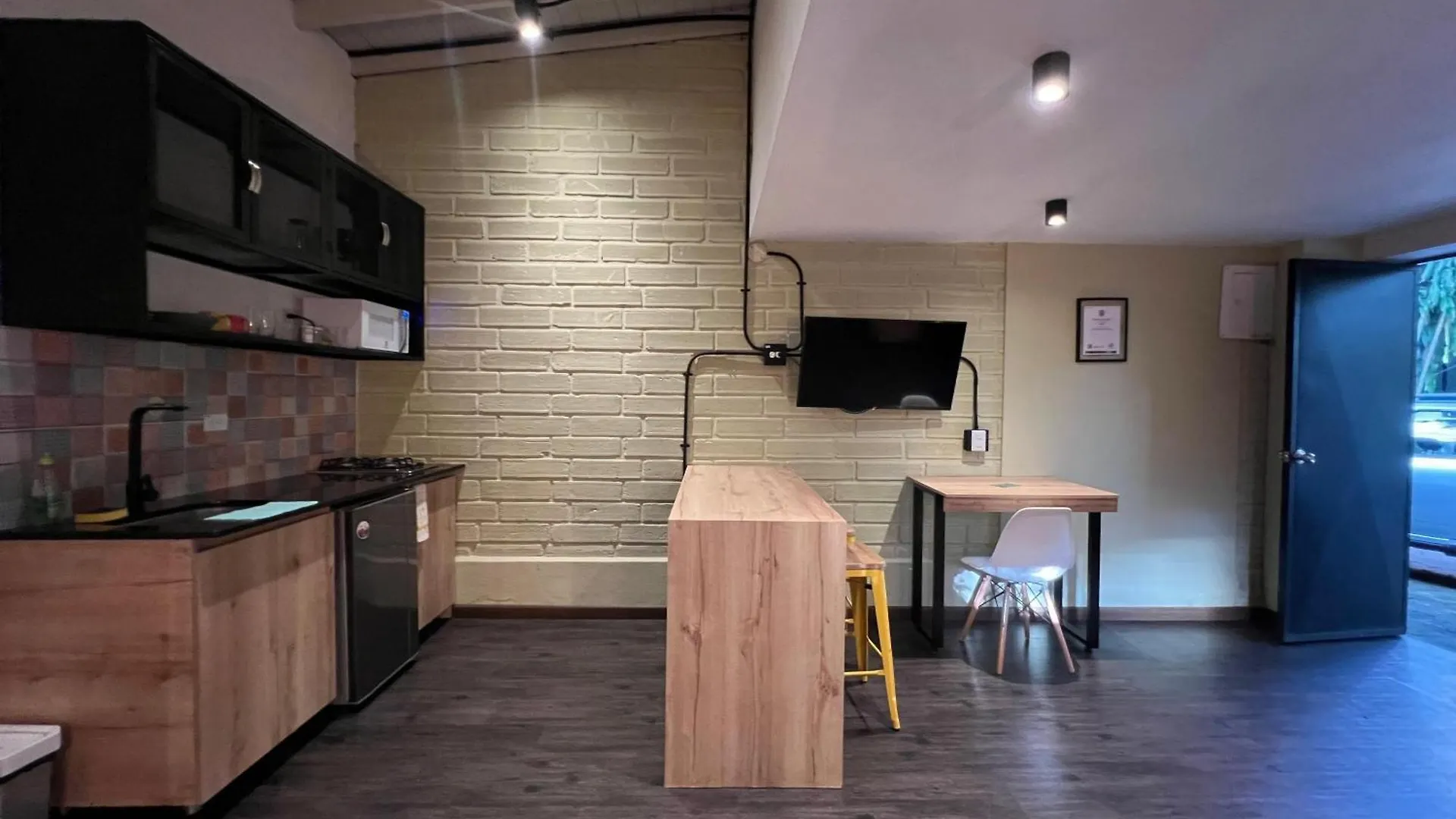 Frn101 Cozy Loft Located In A Popular In Poblado By Roots Rentals Медельин 0*,