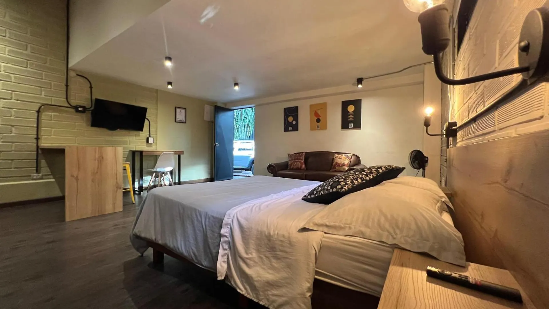 Frn101 Cozy Loft Located In A Popular In Poblado By Roots Rentals Medellín Kolumbia